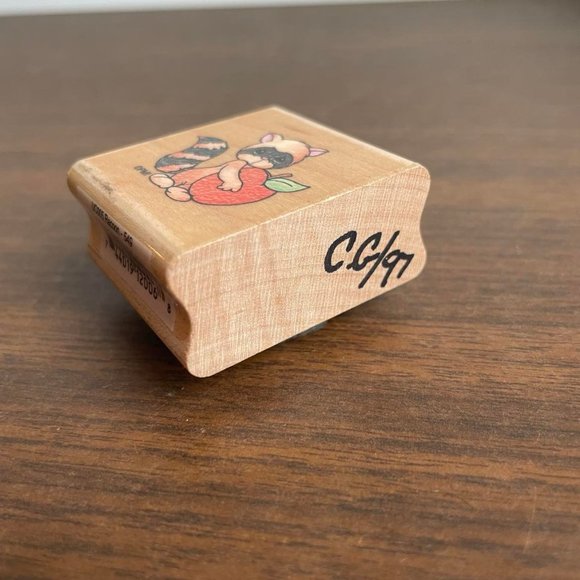 1996 Precious Moments Racoon Stamp - Picture 6 of 6